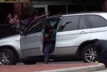 (vidéo) En colère, une femme prend la fuite avec un sabot fixé sur sa roue 
