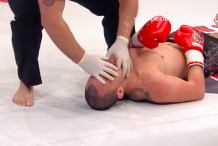(vidéo) KO après un très violent coup de genou dans la mâchoire 