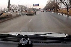 Elle prend en chasse son ex et sa nouvelle copine et les percute en voiture Elle prend en chasse son ex et sa nouvelle copine et les percute en voiture
