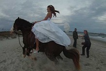 (Vidéo) Un cheval énervé éjecte une jeune mariée