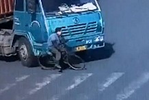 (Vidéo) Ecrasé par un camion, il s'en sort par miracle