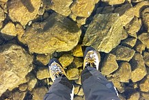 Ils marchent sur un lac gelé et transparent