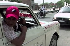 (Vidéo) Il conduit son taxi en marche arrière depuis plus de 11 ans
