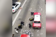 (vidéo) Hong Kong: Un fourgon blindé perd 2 millions de dollars sur la route 