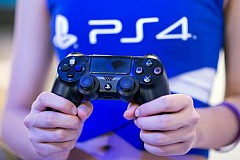 (Vidéo) Il achète une PlayStation 4, il reçoit des cailloux