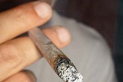 Il s’allume un joint dans un commissariat de police et demande à parler à un officier Il s’allume un joint dans un commissariat de police et demande à parler à un officier