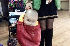 Une mère devient la risée du web après avoir mis son bébé dans son sac Une mère devient la risée du web après avoir mis son bébé dans son sac