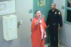 (Vidéo) Etats-Unis: Un détenu se fait corriger par un gardien de prison (Vidéo) Etats-Unis: Un détenu se fait corriger par un gardien de prison