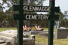 Deux femmes surprises en train de bronzer...au cimétière