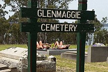 Deux femmes surprises en train de bronzer...au cimétière