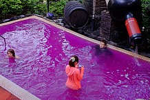 (Vidéo) Japon: Ils prennent un bain de vin rouge