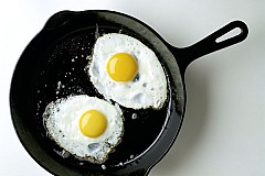 (Vidéo) Australie: Il fait cuire des oeufs au soleil (Vidéo) Australie: Il fait cuire des oeufs au soleil