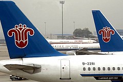 Chine: des passagers exaspérés ouvrent les portes de l'avion juste avant le décollage Chine: des passagers exaspérés ouvrent les portes de l'avion juste avant le décollage