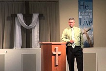 (Vidéo) Un pasteur affirme avoir converti un enfant... en le frappant de toutes ses forces!