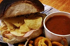 Le premier restaurant dédié aux sandwichs aux chips ouvre ses portes en Irlande 