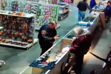 (vidéo) Etats-Unis: Un policier se tire une balle dans la main en essayant une arme 
