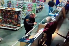 (vidéo) Etats-Unis: Un policier se tire une balle dans la main en essayant une arme (vidéo) Etats-Unis: Un policier se tire une balle dans la main en essayant une arme