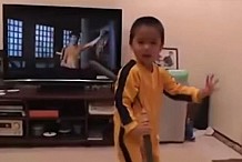 À 4 ans, il manie le nunchaku comme Bruce Lee