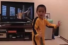 À 4 ans, il manie le nunchaku comme Bruce Lee À 4 ans, il manie le nunchaku comme Bruce Lee