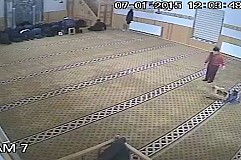 (Vidéo) Un enfant dérange la prière d’un homme (Vidéo) Un enfant dérange la prière d’un homme