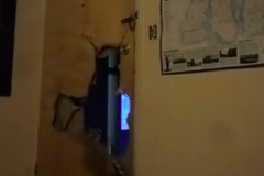 Etats-Unis: Il défonce la porte d’un appartement avec une machette et se fait tirer dessus (vidéo)