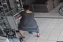 (vidéo) Elle vole une télévision en la cachant sous sa jupe 
