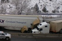 (Photos) Ecrasé entre deux camions, il s'en sort indemne!