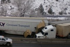 (Photos) Ecrasé entre deux camions, il s'en sort indemne!