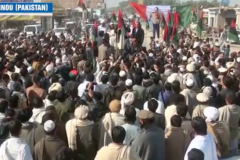  Pakistan: Des manifestants anti-Charlie brûlent par erreur le drapeau italien (vidéo)
