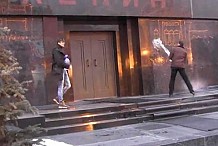 Deux hommes arrêtés pour avoir aspergé le mausolée de Lénine d'eau bénite en criant 