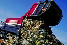 Il termine dans la benne d’un camion poubelles en cherchant son portefeuille dans des ordures