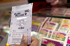 Un mois après il se rend compte qu'il a gagné 73 millions d'euros ! Un mois après il se rend compte qu'il a gagné 73 millions d'euros !