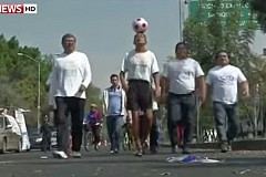 (Vidéo) Un Mexicain de 60 ans marche sur plus de 1930 kilomètres avec un ballon de football en équilibre sur la tête