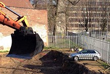 Belgique: Il refuse d’enlever sa voiture, les ouvriers creusent autour