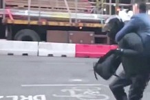 (Vidéo) Londres : Un passant se jette sur le braqueur armé d'une machette