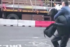 (Vidéo) Londres : Un passant se jette sur le braqueur armé d'une machette (Vidéo) Londres : Un passant se jette sur le braqueur armé d'une machette