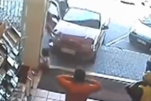 (vidéo) Une automobiliste écrase une fillette contre la porte du magasin 