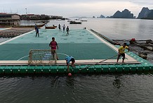 (Photos) Un terrain de foot flottant sauve une île en Thaïlande