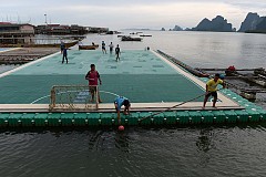 (Photos) Un terrain de foot flottant sauve une île en Thaïlande