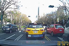 (Vidéo) Une cycliste miraculée lors d’une collision (Vidéo) Une cycliste miraculée lors d’une collision