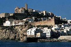 Demandée en mariage en haut d'une falaise d'Ibiza, elle saute de joie et meurt en chutant de 20 mètres Demandée en mariage en haut d'une falaise d'Ibiza, elle saute de joie et meurt en chutant de 20 mètres