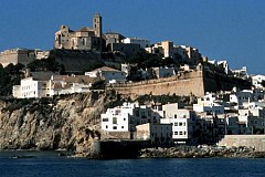 Demandée en mariage en haut d'une falaise d'Ibiza, elle saute de joie et meurt en chutant de 20 mètres