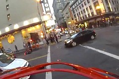 (Vidéo) Percuté par une voiture, ce motard retombe directement sur ses pieds sans blessure grave