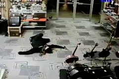 (vidéo) Etats-Unis: Un braqueur simule sa mort pour s’échapper d’un magasin