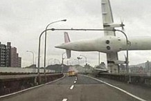 (Vidéos) Taïwan: Plusieurs morts dans le crash spectaculaire d'un avion