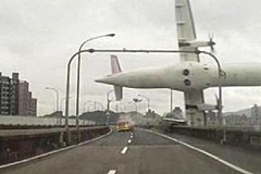 (Vidéos) Taïwan: Plusieurs morts dans le crash spectaculaire d'un avion (Vidéos) Taïwan: Plusieurs morts dans le crash spectaculaire d'un avion