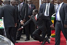 (Vidéo) Mugabe rate une marche, le Web se moque