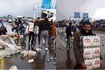 (Vidéo) Algérie: Un camion plein de bières «pillé» après un accident