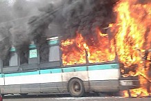 Un bus de la Sotra prend feu