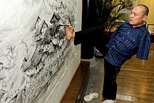 (Vidéos et Photos) Huang Guofu l’artiste qui peignait avec ses pieds et sa bouche